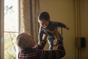 Read more about the article Warum eine gute Beziehung zwischen Oma, Opa und Enkelkind wichtig ist