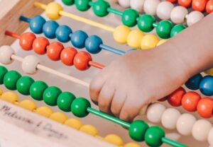 Read more about the article Was ist eine Montessori Grundschule und wie funktioniert sie?