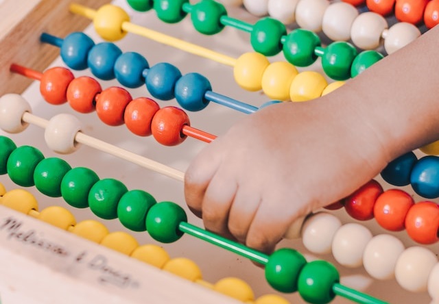 Was ist eine Montessori Grundschule und wie funktioniert sie?